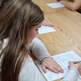 Dzieci uczestniczą w konkursie wiedzy.