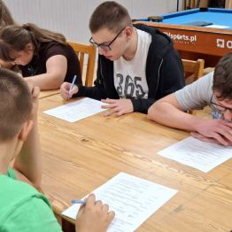 Dzieci uczestniczą w konkursie wiedzy.