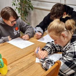 Dzieci uczestniczą w konkursie wiedzy.