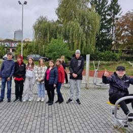 Wychowankowie biorący aktywny udział w plenerowych zajęciach sportowych na siłowni zewnętrznej.