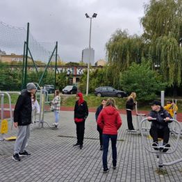 Kreatywne zajęcia sportowe na świeżym powietrzu.