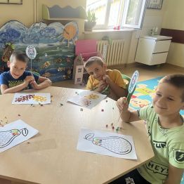Dzieci podczas wykonywania prac plastycznych. 