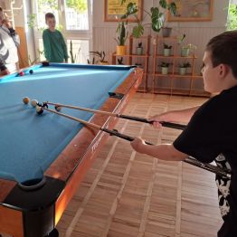 Uczący się gry w bilard. 