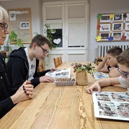 Chłpocy czytają komiksy o róznej tematyce.