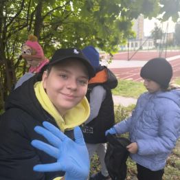 Uczniowie klas I-III sprzątają okolice wokół szkoły