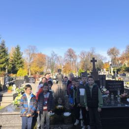 Uczniowie klas I-III oddają hołd poległym podczas II wojny światowej