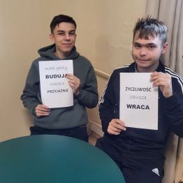 Uczniowie prezentują hasła tygodnia antyprzemocowego
