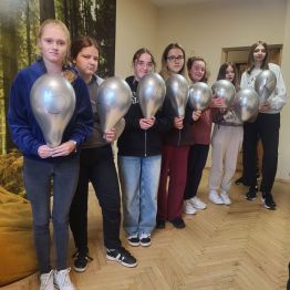 Uczniowie zachęcają kolegów do postawy szacunku