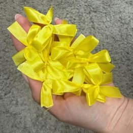 żółte wstążki jako symbol otwartości w stosunku do osób chorych psychicznie