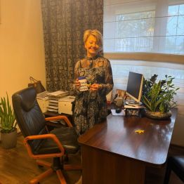 Pani dyrektor przyłączyła się do akcji - kolorowej wstążki, pudełka dobrych myśli 