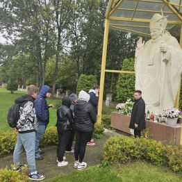Dzieci i młodzież słuchają historii o życiu św. Jana Pawła II