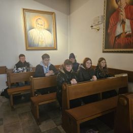Dzieci i młodzież modlą się w kościele