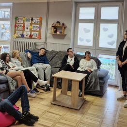 Wychowankowie oglądają film o zasadach savoir vivre 