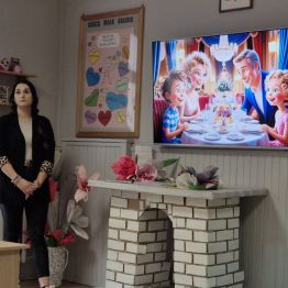 Wychowawca puszcza wychowankom film o zasadach savoir vivre 