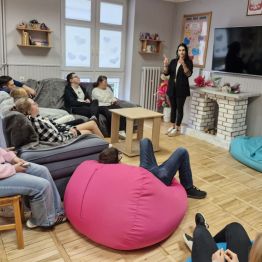 Wychowawca opowiada wychowankom o dobrych manierach w restauracji 