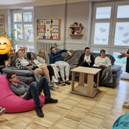 Wychowawca opowiada wychowankom o dobrych manierach w restauracji