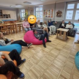 Wychowawca opowiada wychowankom o dobrych manierach w restauracji 