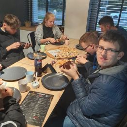 Wychowankowie smarują pizze sosem