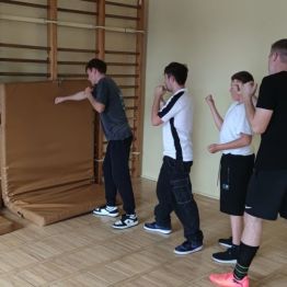 Czterech chłopców wykonują ćwiczenia bokserskie