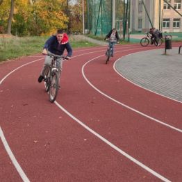 Chłopcy jeżdżą na rowerach
