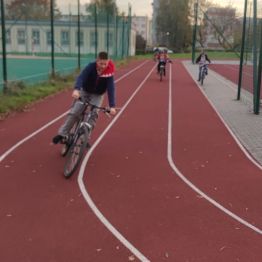 Chłopcy jeżdżą na rowerach