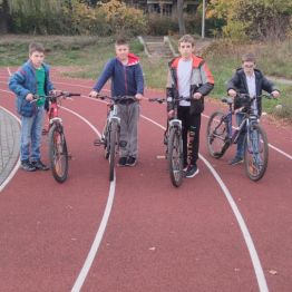 Chłopcy jeżdżą na rowerach