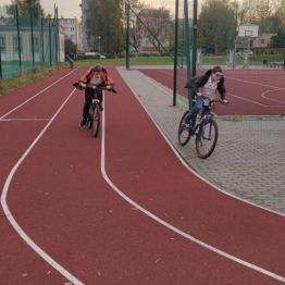 Chłopcy jeżdżą na rowerach