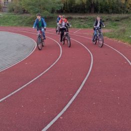 Chłopcy jeżdżą na rowerach