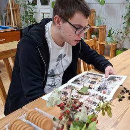 Chłopiec czyta komiks o tematyce II wojny światowej.