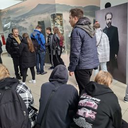 Wychowankowie w szklanym domu oczekują ba przewodnika.