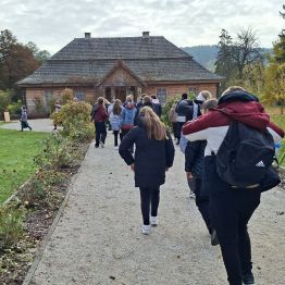 W drodze do punktu zbiórki na gry terenowe.