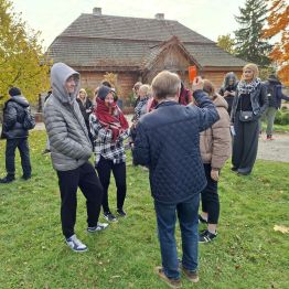 Omówienie wychowankom zasad gry terenowej.