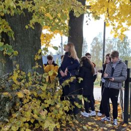 Wychowankowie podczas gry terenowej.