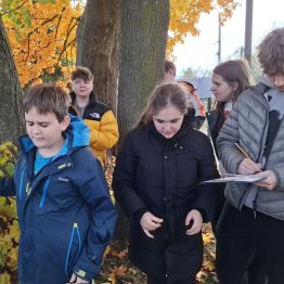 Uczestnicy gry terenowej próbują odszukać zagadek.