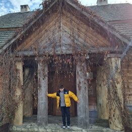 Chłopiec przy dworku Żeromskiego.