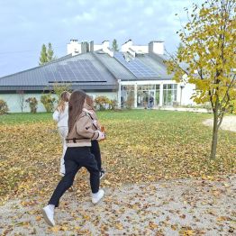 Wychowanki szukają oznaczeń zagadek.