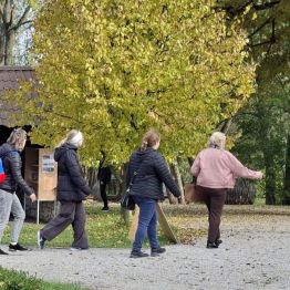 Wychowawca z grupą podczas gry terenowej.