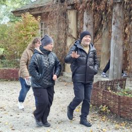 Wychowankowie  zbierają wychowawcą podczas gry terenowej.