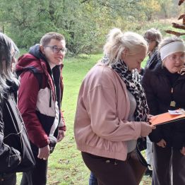 Wychowawca pomaga wvulozeniu tekstu.