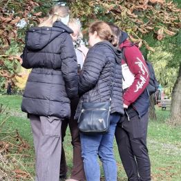 Wychowanki znalazły oznaczenie na drzewie.