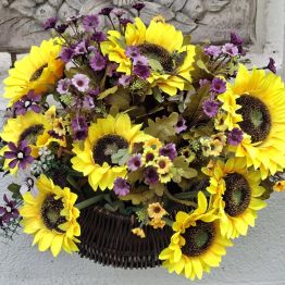 Słoneczniki przy kapliczce.