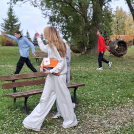 Dziewczynki podczas gry terenowej.