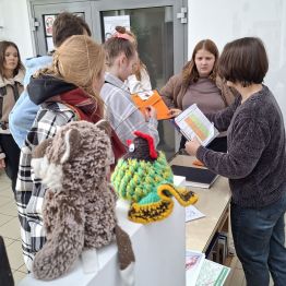 Wychowankowie czytający rozszyfrowany tekst.