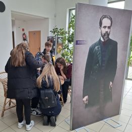 Przy wizerunku pisarza Stefana Żeromskiego.