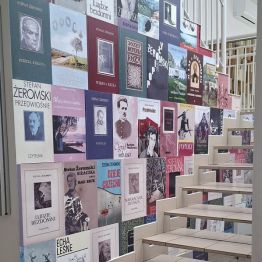Literatura , wybrane pozycje książek pisarza na schodach.