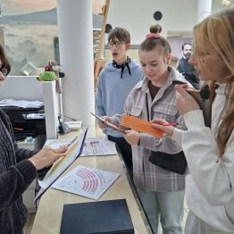 Wychowanka bierze kolejne polecenie, aby poszukać oznaczeń wyrazowych do tekstu.