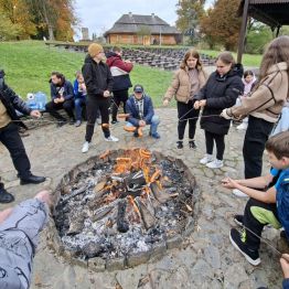 Biesiadowanie przy ognisku , wspólne rozmowy, zabawa i śmiech.