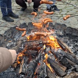 Kiełbaski pieczone nad ogniskiem.