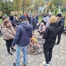 Wspólne biesiadowanie przy ognisku.
