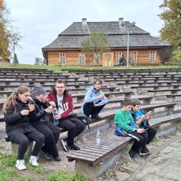 Wychowankowie podczas konsumocji pieczonej kiełbaski.